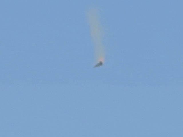 Tiêm kích Mỹ phát nổ trên bầu trời Kuwait, phi công nhảy dù thoát nạn