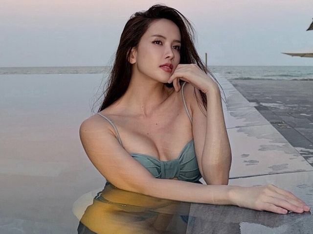 Thiều Bảo Trâm khoe dáng 'bỏng mắt' khi đi biển đầu năm