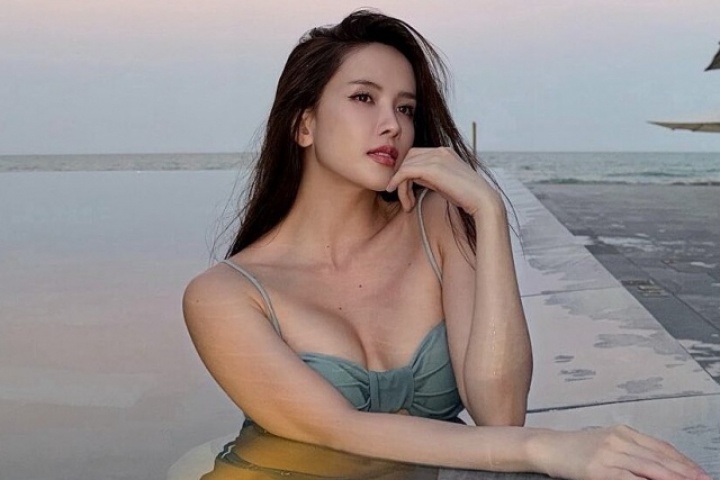 Thiều Bảo Trâm khoe dáng 'bỏng mắt' khi đi biển đầu năm