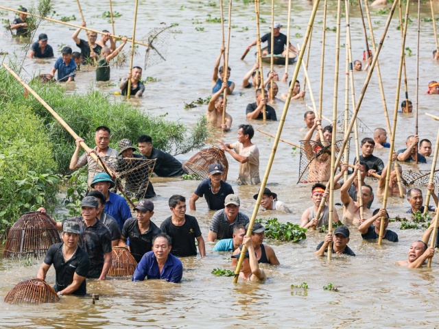 Người dân ngoại thành Hà Nội hò reo dập sào bắt cá trên sông Tích Giang