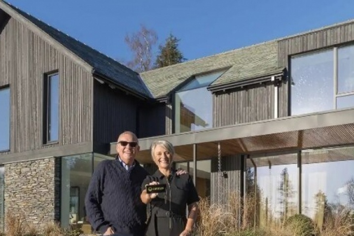 Người phụ nữ kiên trì mua xổ số, bất ngờ trúng độc đắc 6 triệu USD