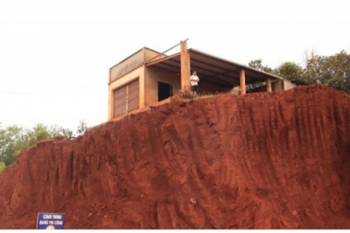 Nhà mặt tiền bỗng bên miệng "vực sâu", Chủ tịch tỉnh Đồng Nai chỉ đạo làm rõ