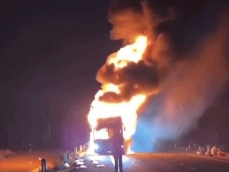 Ô tô khách chở 44 người nổ lốp trước, bốc cháy