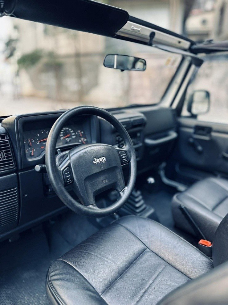 Bên trong nội thất xe vẫn giữ được nét nguyên bản. Ảnh: NVCC.