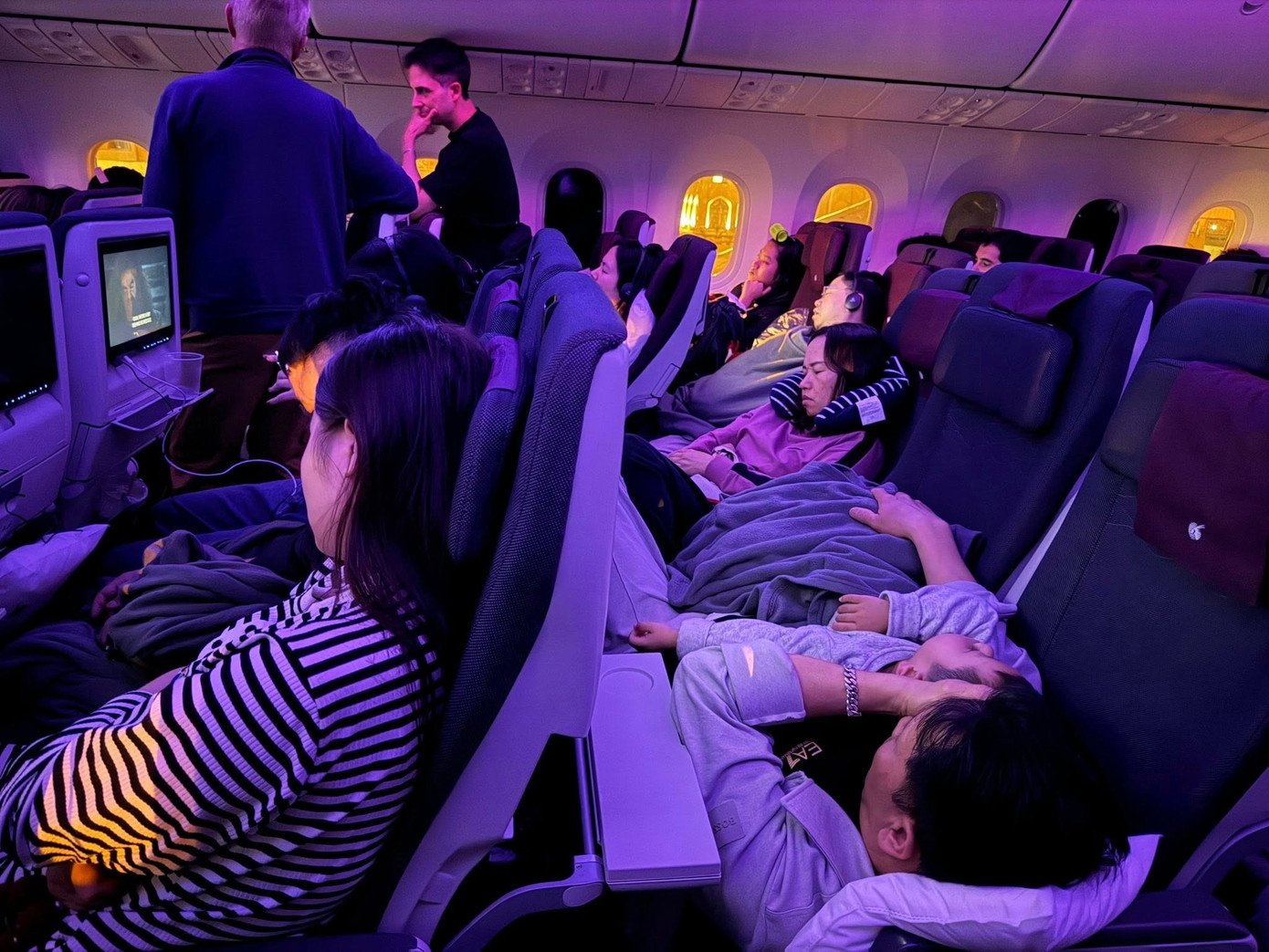 Hành khách mệt mỏi chờ đợi trên máy bay rồi lại đợi hàng giờ đồng hồ để nhập cảnh vào Oman. Ảnh: Đức Trịnh.