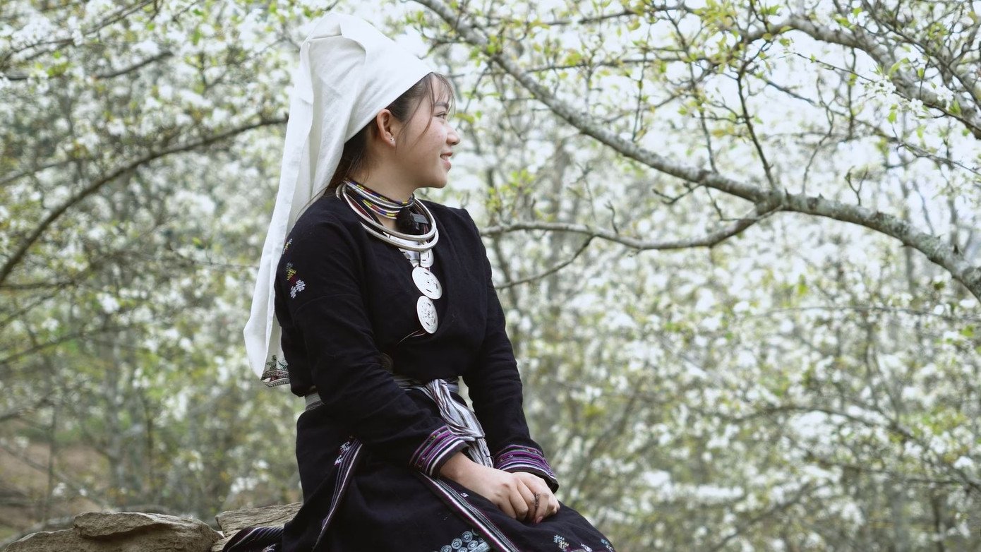 Trang phục của phụ nữ Dao Tiền gồm có: Khăn đội đầu, áo dài, thắt lưng, váy, xà cạp. Những ngày này trang phục của những cô gái người Dao tương phản với màu hoa lê, tạo sự cân bằng tinh tế.