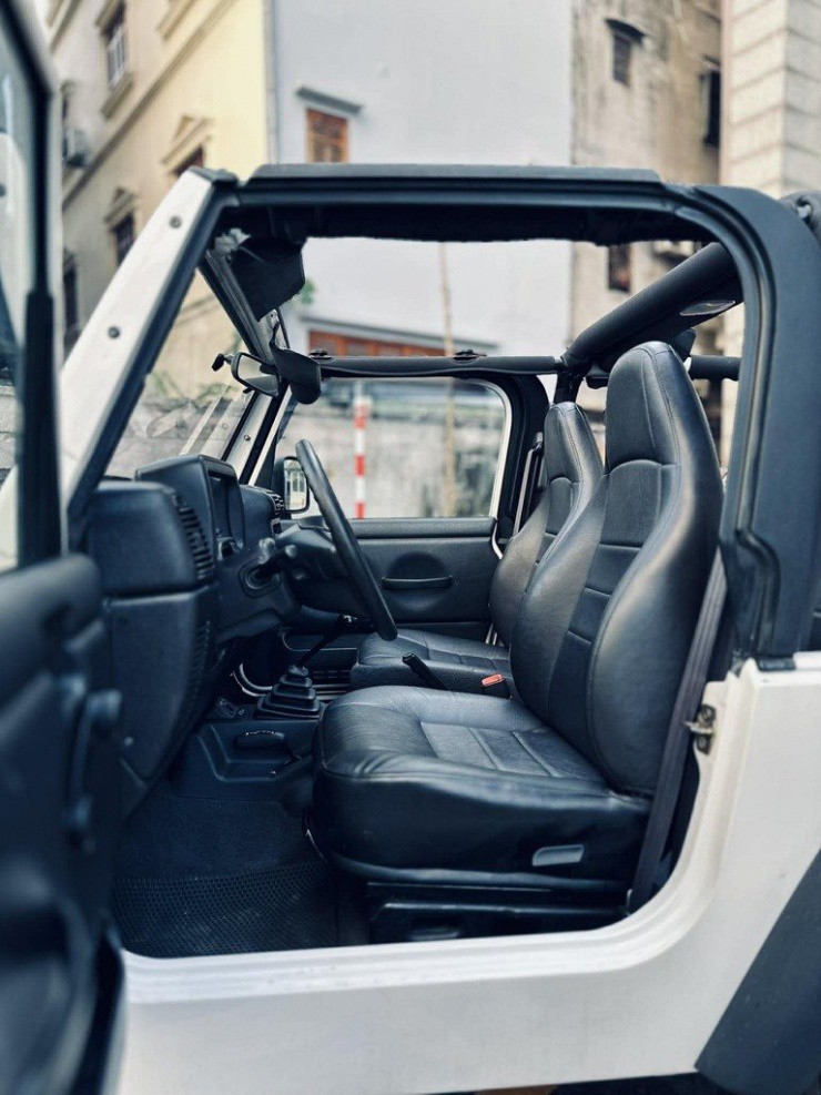 Bên trong nội thất xe vẫn giữ được nét nguyên bản. Ảnh: NVCC.