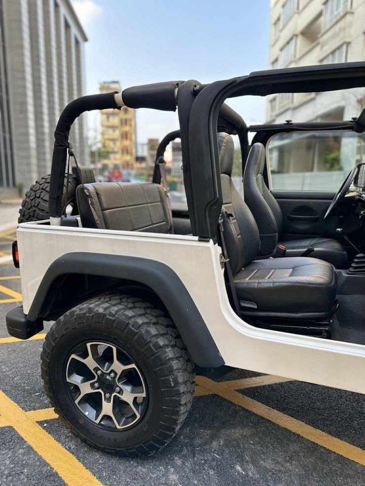 Bên trong nội thất xe vẫn giữ được nét nguyên bản. Ảnh: NVCC.