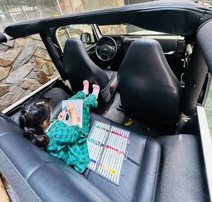 Bên trong nội thất xe vẫn giữ được nét nguyên bản. Ảnh: NVCC.