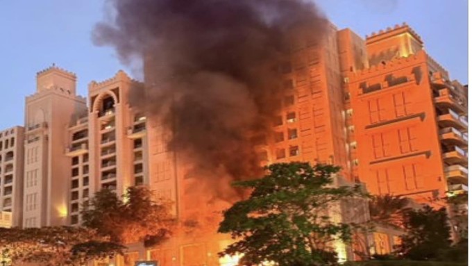 Khách sạn tại Dubai bị cháy do mảnh vỡ của máy bay không người lái Iran bị UAE đánh chặn rơi xuống. Ảnh: Pragativadi