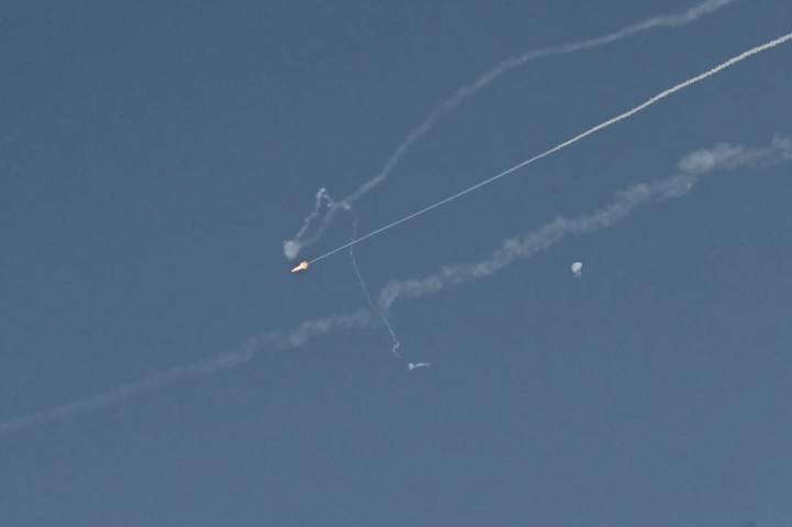 Các tiếng nổ vang lên khi một vật thể bay từ Iran bị đánh chặn trên bầu trời Dubai. (Nguồn: The New York Times)