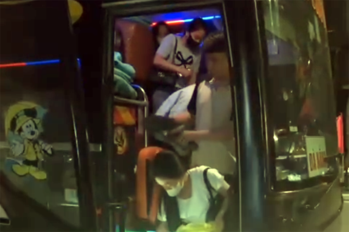 Hành khách được yêu cầu xuống xe, chuyển số người quá tải sang phương tiện khác. Ảnh: CSGT cung cấp