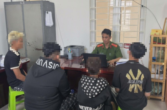 Công an làm việc nhóm thanh thiếu niên trộm cắp tài sản