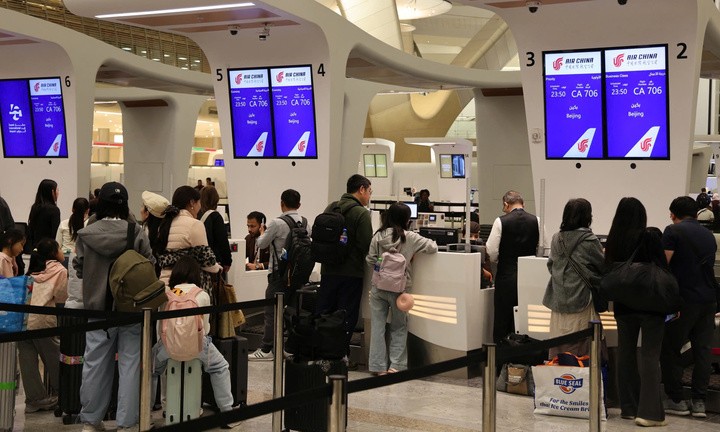 Nhiều hành khách tìm cách tháo chạy khỏi UAE. (Ảnh: AFP)