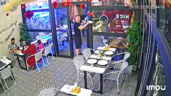 Hành động ngợi khen dứt khoát của chàng trai khiến dân mạng thích thú. (Ảnh chụp màn hình)