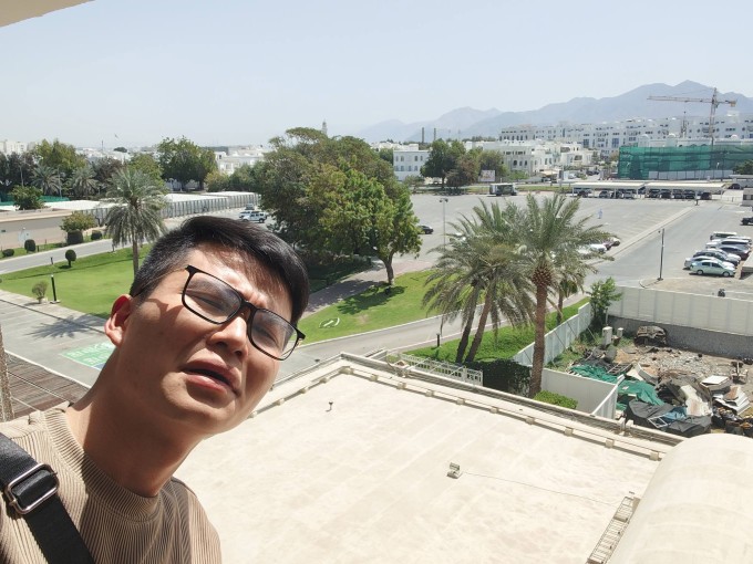 Đức Trịnh hiện vẫn ở Oman, đợi có lịch bay sang Barcelona. Ảnh: Vật vờ Studio