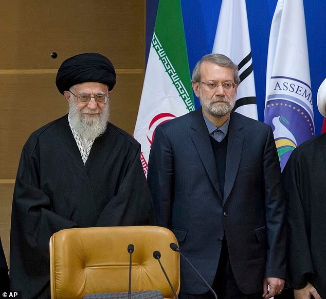 Lãnh tụ tối cao Iran Ayatollah Ali Khamenei (trái) và ông Ali Larijani. Ảnh: AP