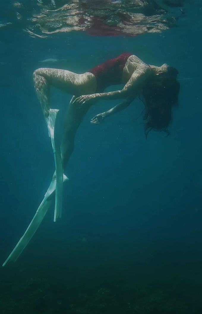 Diệp Lâm Anh lần đầu chinh phục bộ môn lặn biển sau hai tiếng luyện tập.