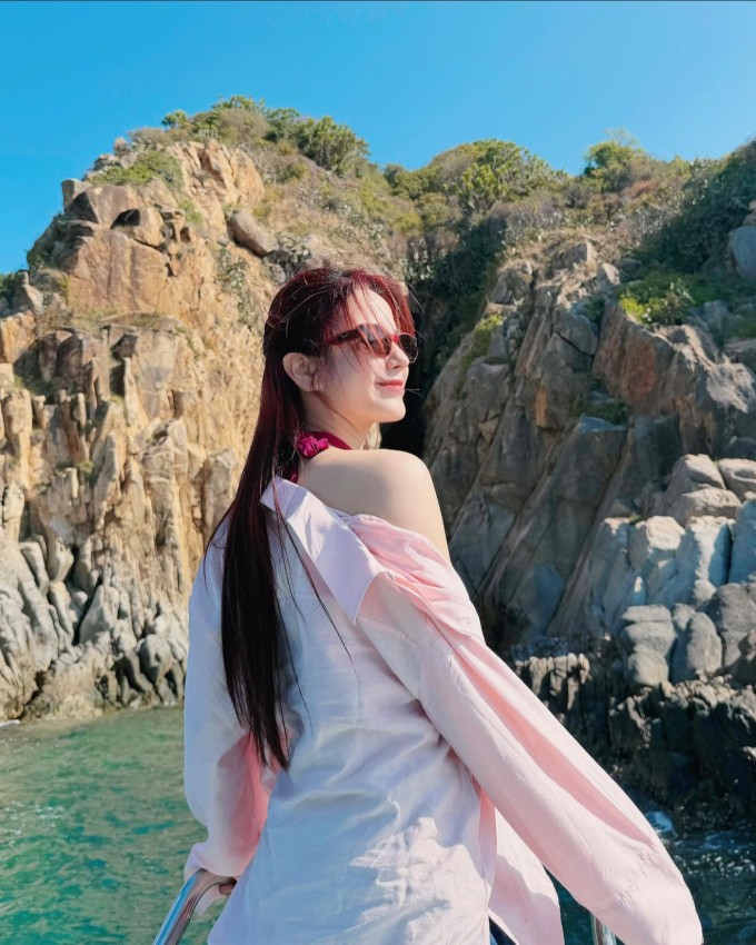 "Mập lên trông cũng xinh đấy chứ", Diệp Lâm Anh chú thích cho bức ảnh chụp ở vịnh Vĩnh Hy (Khánh Hòa).