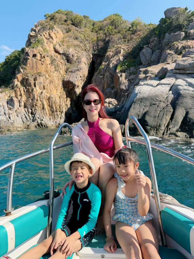 Sau khi ly hôn thiếu gia Đức Phạm, Diệp Lâm Anh giành được quyền nuôi con gái, còn bé trai ở với bố. Vào những dịp cuối tuần hay lễ Tết, cô thường đón con trai về để hai con có thời gian đoàn tụ, chơi đùa bên nhau.