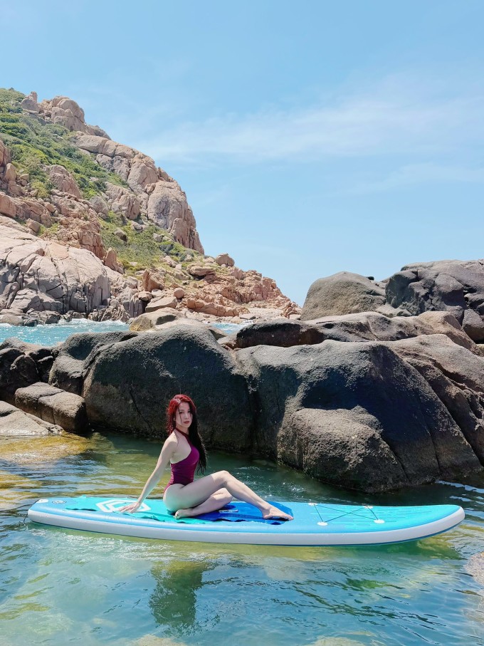 Bà mẹ hai con tạo dáng gợi cảm với áo tắm khoét hông cao sau khi bơi, lặn ở đảo Hòn Rùa. Qua hai lần sinh nở, Diệp Lâm Anh vẫn giữ được đường cong quyến rũ nhờ chăm chỉ luyện tập nhiều môn kết hợp như gym, nhảy múa, boxing...