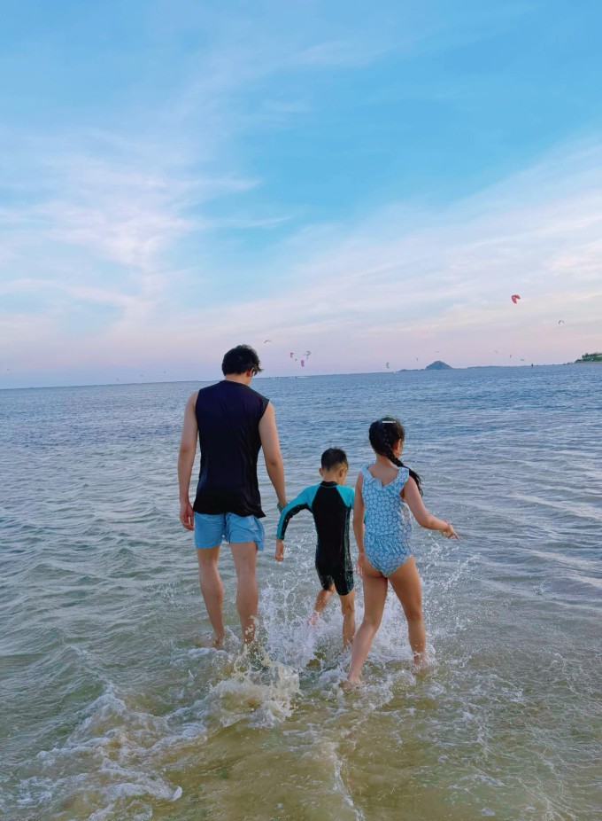 Người mẫu Phạm Kiên, bạn trai kém tuổi của Diệp Lâm Anh, cũng có mặt trong chuyến đi này. Anh tỏ ra thân thiết với hai con riêng của bạn gái khi đăng ảnh chơi đùa cùng các bé và viết: "Cardio gần hai tiếng trên biển, mệt thì mệt nhưng đáng yêu".