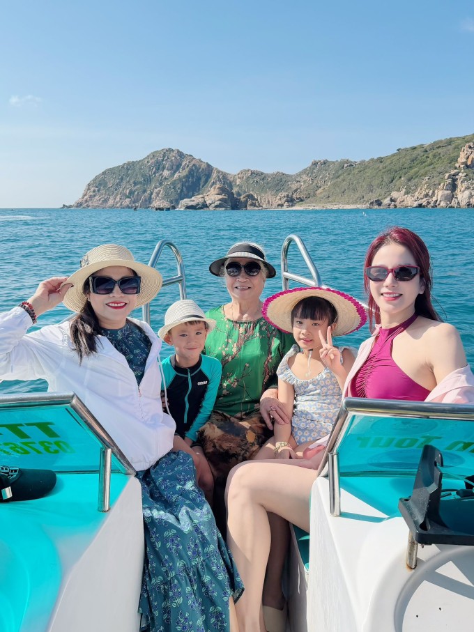 Diệp Lâm Anh còn đưa mẹ và bà ngoại theo cùng trong chuyến du xuân ở Vĩnh Hy. Gia đình cô lưu trú ở một resort sang trọng, di chuyển bằng cano để nhìn ngắm các bãi biển, hòn đảo nổi tiếng thuộc vịnh này.