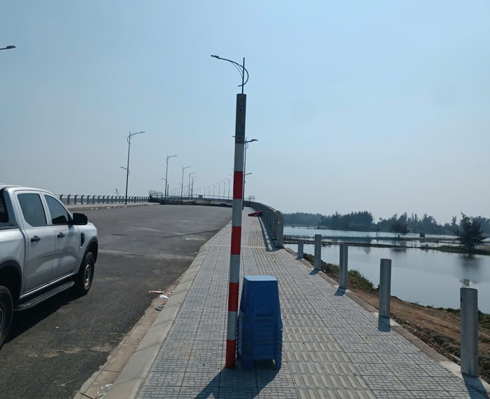 Khoảng 10 giờ sáng ngày 2-3, chủ đầu tư đã chỉ đạo đơn vị thi công tháo gỡ bảng tên.