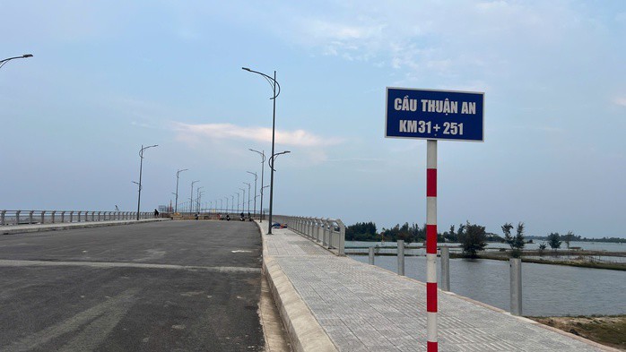 Bảng tên "Cầu Thuận An KM 31+251" gắn ở phía Bắc cầu vượt cửa biển Thuận An đang xây dựng.