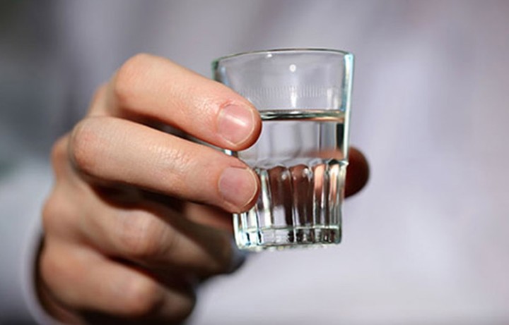 Rượu bia lặp lại nhiều buổi mỗi tuần làm gián đoạn giấc ngủ, rối loạn não bộ và khiến gan quá tải.