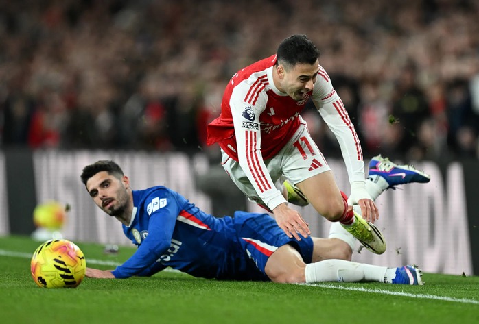 Pedro Neto nhận thẻ đỏ trong trận thua trước Arsenal