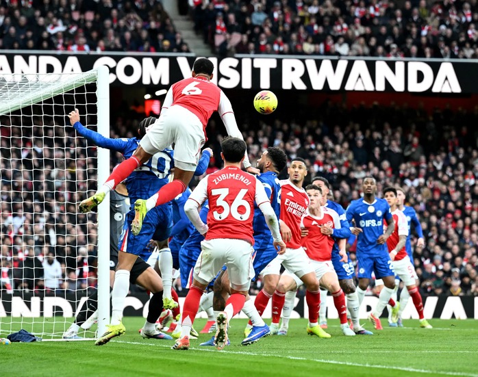 Arsenal ghi bàn từ hai quả phạt góc để đánh bại Chelsea.