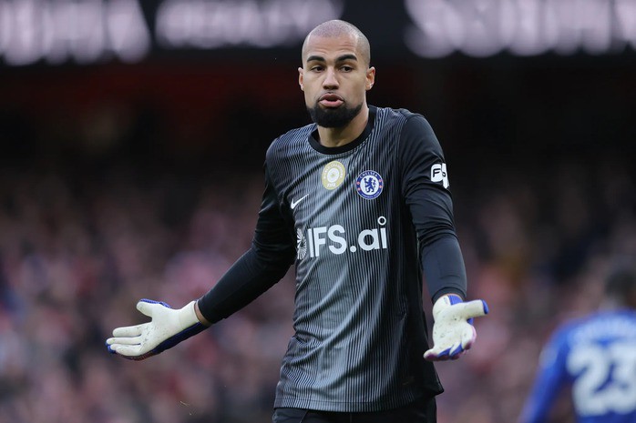 Thủ môn Robert Sanchez chơi không tự tin trong trận đấu với Arsenal.