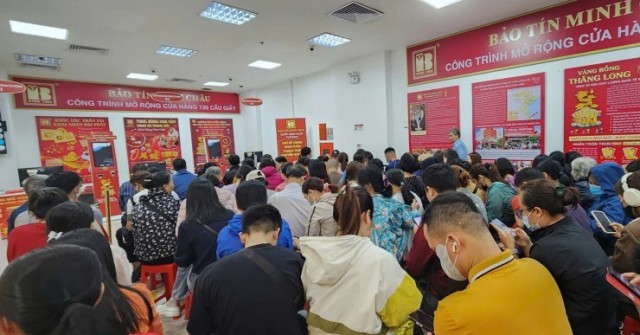 Giá vàng hôm nay mới nhất (2/3) tăng vọt: Nhà v...