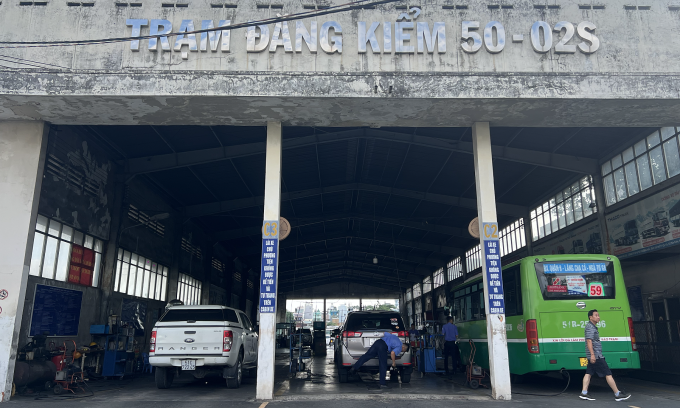 Xe đăng kiểm tại một trung tâm ở TP HCM. Ảnh: Hồ Tân