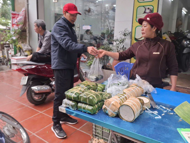 Giò, chả, bánh chưng là mặt hàng được người dân ưa chuộng trong các dịp lễ. Ảnh: Quỳnh Mai.