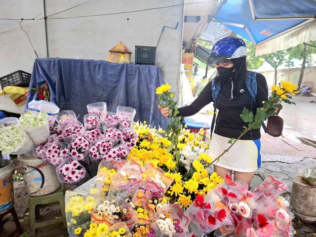 Sức mua hoa vào dịp gần rằm tháng Giêng tăng đáng kể. Ảnh: Quỳnh Mai.