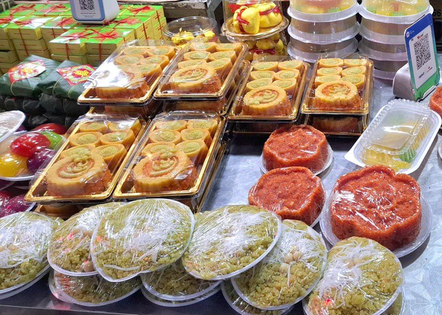 Nhiều loại xôi phục vụ người dân cúng rằm tháng Giêng. Ảnh: Quỳnh Mai.