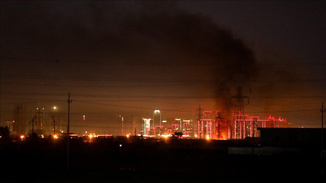 Hỏa hoạn bùng phát tại sân bay Erbil ở miền Bắc Iraq sau các vụ nổ trong quá trình hệ thống phòng không thực hiện các hoạt động đánh chặn cường độ cao vào ngày 1-3. Ảnh: Anadolu