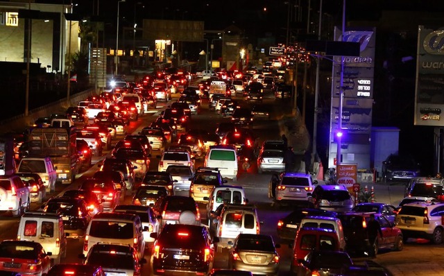 Các gia đình tháo chạy sau khi Israel đưa ra cảnh báo tấn công nhắm vào hàng chục ngôi làng ở miền Nam Lebanon. Ảnh: Anadolu