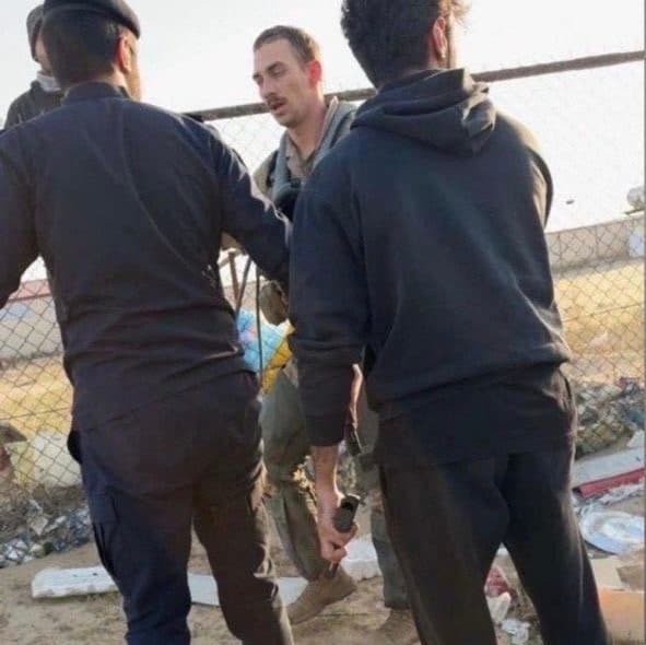 Một trong những phi công trên chiếc F-15 tại Kuwait thoát hiểm. Ảnh: Telegraph