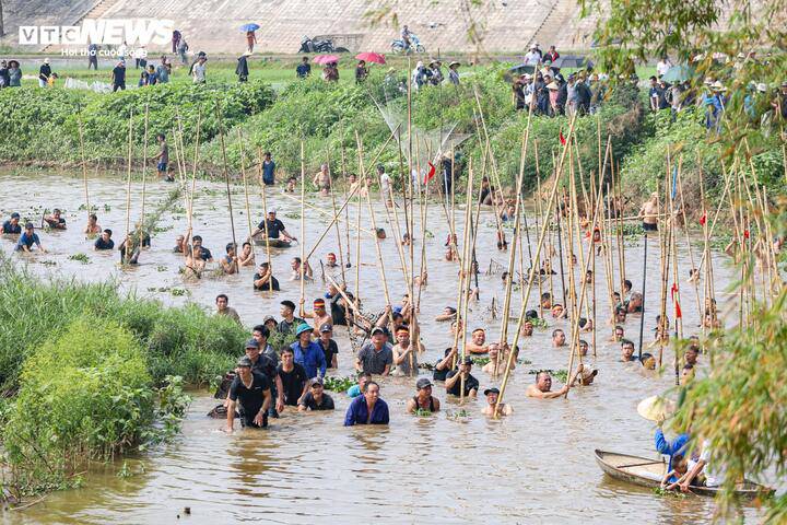 Do cá sông bơi nhanh, khéo lẩn tránh, người dân đã tự chế những chiếc dập chuyên dụng để úp bắt, tăng hiệu quả trong quá trình đánh bắt.