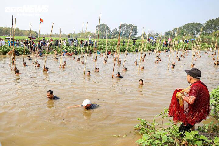 Hằng năm, vào ngày 14 tháng Giêng, trong khuôn khổ lễ hội đình làng Tường Phiêu, người dân thôn Tích Giang (xã Phúc Thọ, Hà Nội) tổ chức nghi thức đánh bắt cá trên sông nhằm tưởng nhớ tiền nhân, đồng thời gửi gắm ước nguyện mưa thuận gió hòa, mùa màng tươi tốt, cuộc sống bình an và thắt chặt tình đoàn kết cộng đồng.