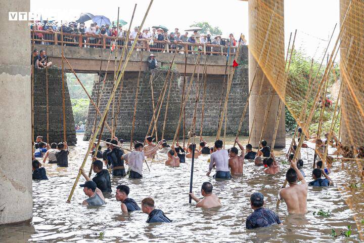 Để tham gia đánh bắt cá trên sông Tích Giang, người dân chuẩn bị các dụng cụ quen thuộc như dập sào, nơm và chũm - những phương tiện gắn liền với nghề chài lưới truyền thống.