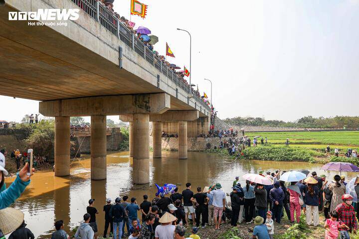 Người dân ngoại thành Hà Nội hò reo dập sào bắt cá trên sông Tích Giang - 16