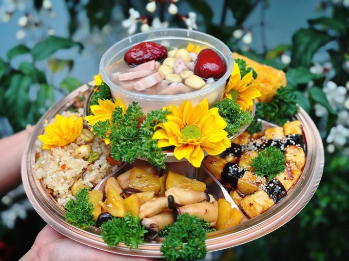 Một mâm cỗ chay mini giá hơn 310.000 đồng với các món xôi bát bửu, nấm kho thơm, nem cốm sen... Ảnh: NVCC