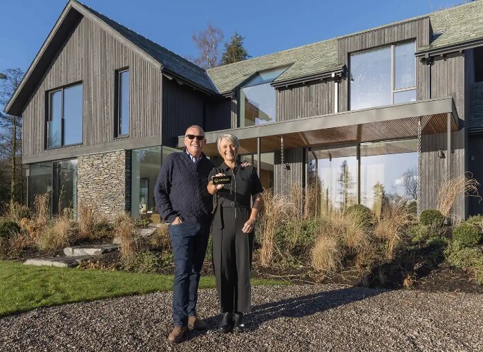 Vợ chồng bà Nicola đứng trước căn biệt thự. Ảnh: People