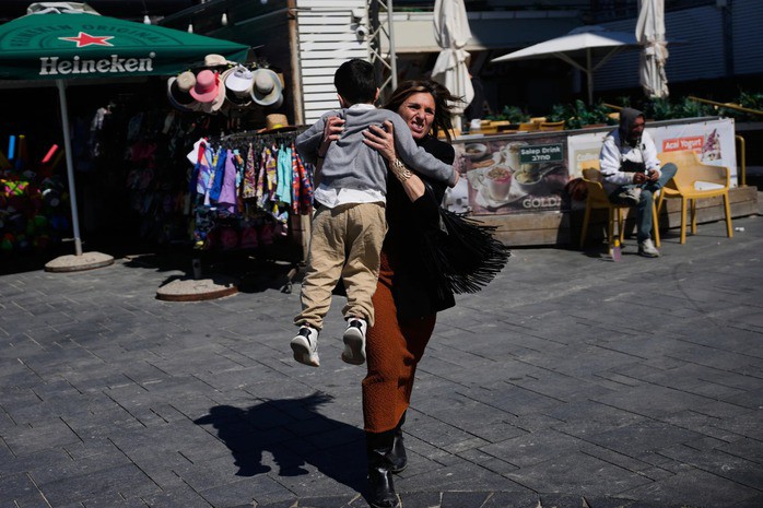 Còi báo động vang lên, người dân Tel Aviv – Israel tìm nơi ẩn nấp hôm 28-2. Ảnh: AP