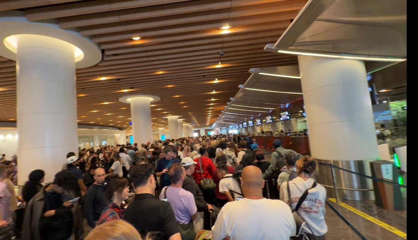 Hành khách mệt mỏi chờ đợi trên máy bay rồi lại đợi hàng giờ đồng hồ để nhập cảnh vào Oman. Ảnh: Đức Trịnh.