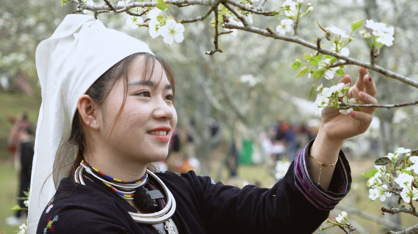 Trang phục của phụ nữ Dao Tiền gồm có: Khăn đội đầu, áo dài, thắt lưng, váy, xà cạp. Những ngày này trang phục của những cô gái người Dao tương phản với màu hoa lê, tạo sự cân bằng tinh tế.